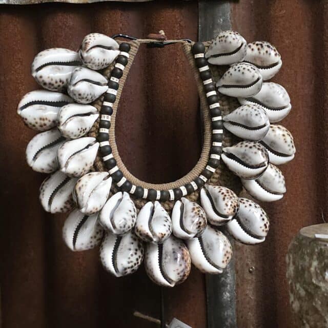 Schelpenketting Op Standaard 8211 Laag