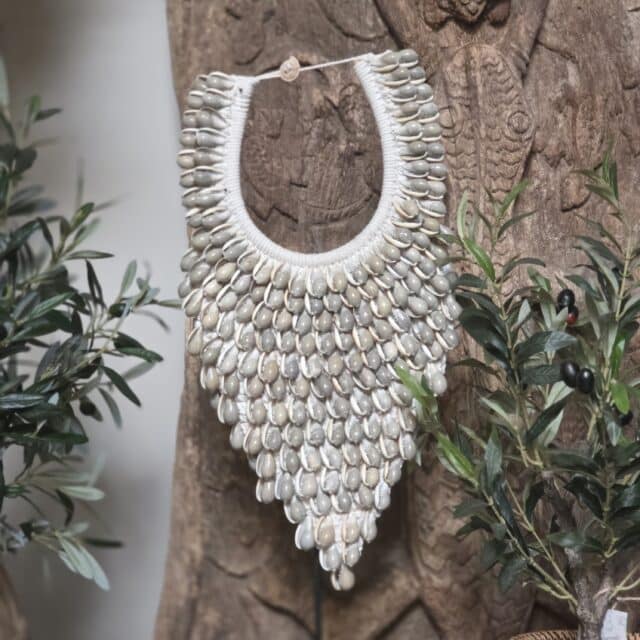 Schelpenketting Op Standaard Grijs