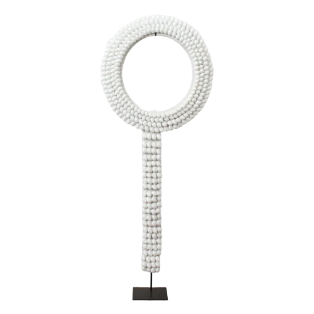 Schelpenketting Op Standaard Wit