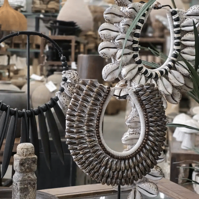 Schelpenketting Op Standaard Laag
